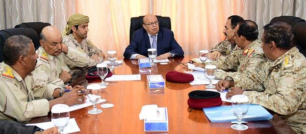 الرئيس هادي خلال لقاء مع قيادات عسكرية من قيادات التحالف العربي والشرعية - سبوتنيك عربي