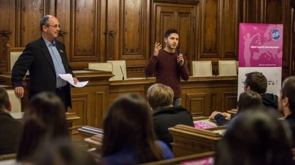 عبد الرحمن أبدى تخوفا من تجاهل الشركات العملاقة بمجال الاتصالات التي قد ترى مشروعه تهديدا لاستثماراتها - سبوتنيك عربي