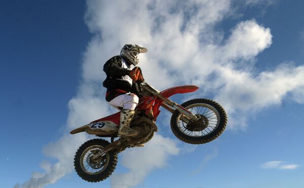 المشاركون في مسابقات روسيا للدراجات النارية عبر البلاد لنيل جائزة ف. ب. تشكالوف لعام 2017، قاعدة لركوب الدراجات النارية غالا ماكس في محافظة موسكو - سبوتنيك عربي