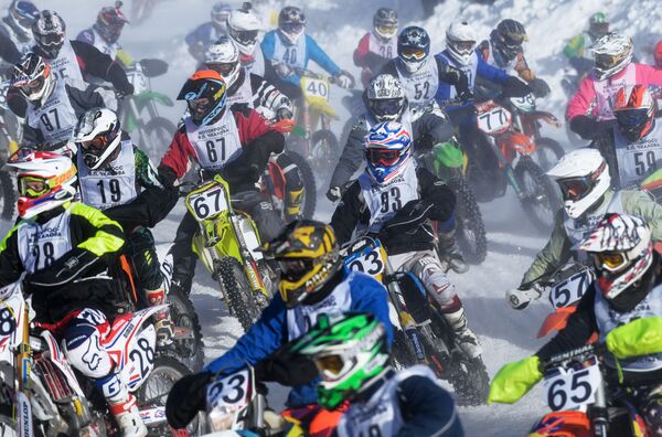 المشاركون في مسابقات روسيا للدراجات النارية عبر البلاد لنيل جائزة ف. ب. تشكالوف لعام 2017، قاعدة لركوب الدراجات النارية غالا ماكس في محافظة موسكو - سبوتنيك عربي