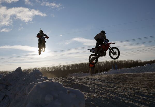 المشاركون في مسابقات روسيا للدراجات النارية عبر البلاد لنيل جائزة ف. ب. تشكالوف لعام 2017، قاعدة لركوب الدراجات النارية غالا ماكس في محافظة موسكو - سبوتنيك عربي