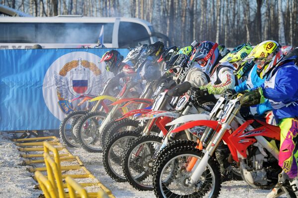 المشاركون في مسابقات روسيا للدراجات النارية عبر البلاد لنيل جائزة ف. ب. تشكالوف لعام 2017، قاعدة لركوب الدراجات النارية غالا ماكس في محافظة موسكو - سبوتنيك عربي