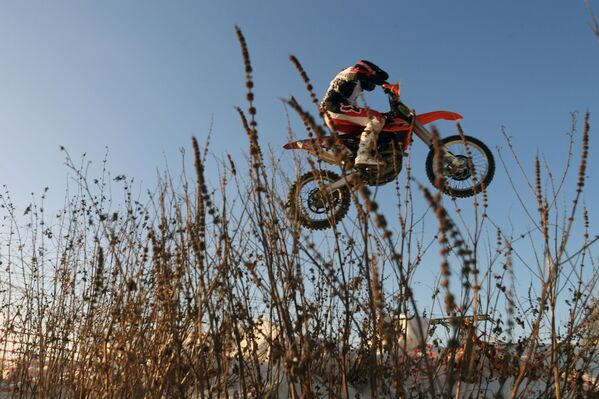 المشاركون في مسابقات روسيا للدراجات النارية عبر البلاد لنيل جائزة ف. ب. تشكالوف لعام 2017، قاعدة لركوب الدراجات النارية غالا ماكس في محافظة موسكو - سبوتنيك عربي