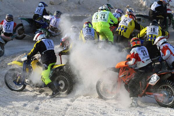 المشاركون في مسابقات روسيا للدراجات النارية عبر البلاد لنيل جائزة ف. ب. تشكالوف لعام 2017، قاعدة لركوب الدراجات النارية غالا ماكس في محافظة موسكو - سبوتنيك عربي