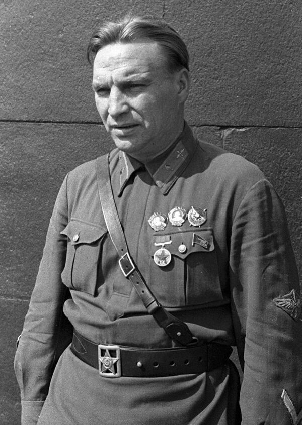 فاليري تشاكلوف — هو طيار أسطوري سوفيتي ما قبل الحرب العالمية الثانية، وكان أول من قاد طائرته بشكل فردي في رحلة انطلقت من موسكو إلى الولايات المتحدة. - سبوتنيك عربي