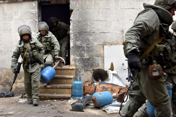 خبراء إزالة الألغام من المركز الدولي لإزالة الألغام التابع للقوات المسلحة الروسية في الأحياء السكنية في حلب في سوريا - سبوتنيك عربي