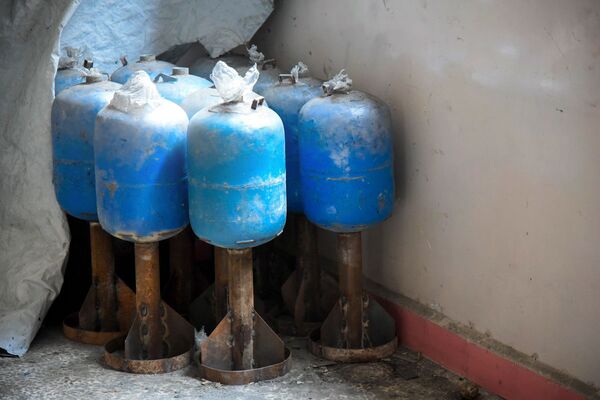 خبراء إزالة الألغام من المركز الدولي لإزالة الألغام التابع للقوات المسلحة الروسية في الأحياء السكنية في حلب في سوريا - سبوتنيك عربي