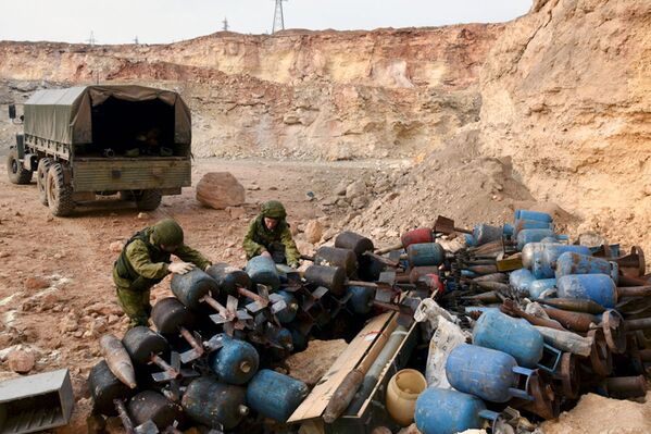 خبراء إزالة الألغام من المركز الدولي لإزالة الألغام التابع للقوات المسلحة الروسية في الأحياء السكنية في حلب في سوريا - سبوتنيك عربي