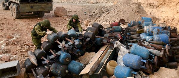 خبراء إزالة الألغام من المركز الدولي لإزالة الألغام التابع للقوات المسلحة الروسية في الأحياء السكنية في حلب في سوريا - سبوتنيك عربي