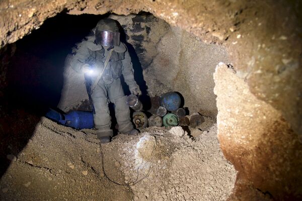 خبراء إزالة الألغام من المركز الدولي لإزالة الألغام التابع للقوات المسلحة الروسية في الأحياء السكنية في حلب في سوريا - سبوتنيك عربي