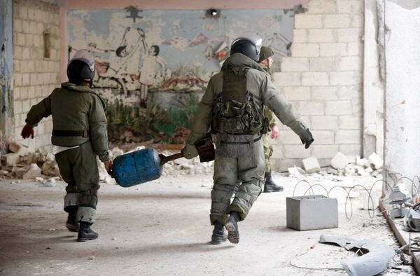 خبراء إزالة الألغام من المركز الدولي لإزالة الألغام التابع للقوات المسلحة الروسية في الأحياء السكنية في حلب في سوريا - سبوتنيك عربي