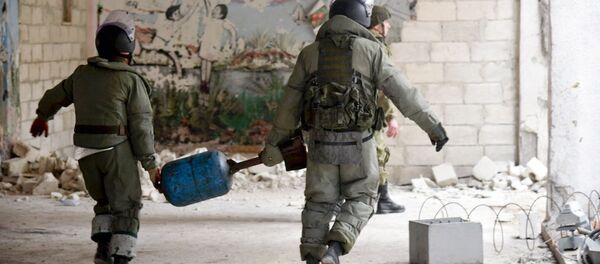 خبراء إزالة الألغام من المركز الدولي لإزالة الألغام التابع للقوات المسلحة الروسية في الأحياء السكنية في حلب في سوريا - سبوتنيك عربي