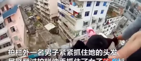 صيني أمسك زوجته من شعرها وأنقذها في اللحظة الأخيرة قبل... - سبوتنيك عربي