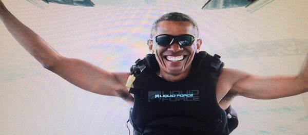 أوباما يركب الأمواج - سبوتنيك عربي