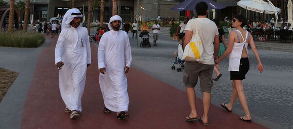 Туристы и местные жители на улице Дубая, ОАЭ - سبوتنيك عربي