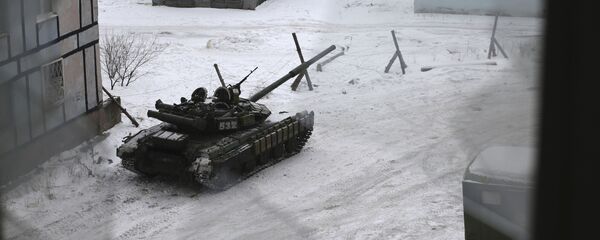 دبابة في أحد شوارع بلدة أفدييفكا - سبوتنيك عربي