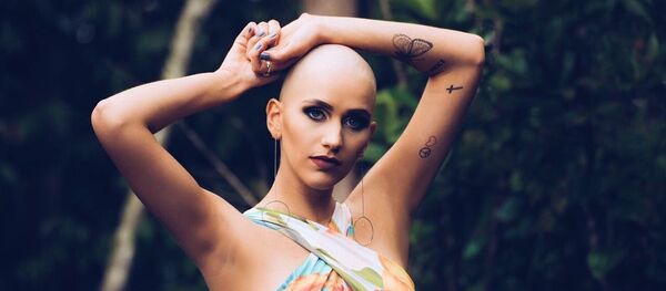 فتاة برازيلية تصبح مشهورة بغض النظر عن مرض السرطان - سبوتنيك عربي