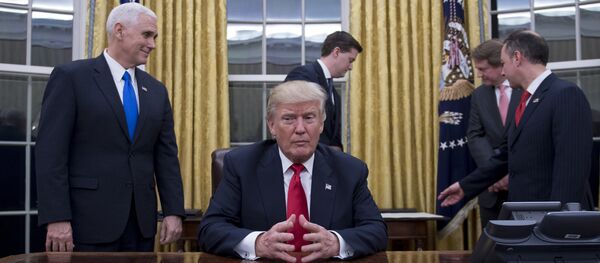 الرئيس الأمريكي دونالد ترامب مع وزير الأمن الداخلي جون كيلي - سبوتنيك عربي