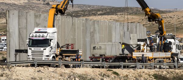 عمال يشيدون جزءاً جديداً من الجدار الفاصل على طول كيبوتس كراميم بمدينة الخليل في جنوب الضفة الغربية، 7 فبراير/ شباط 2017 - سبوتنيك عربي