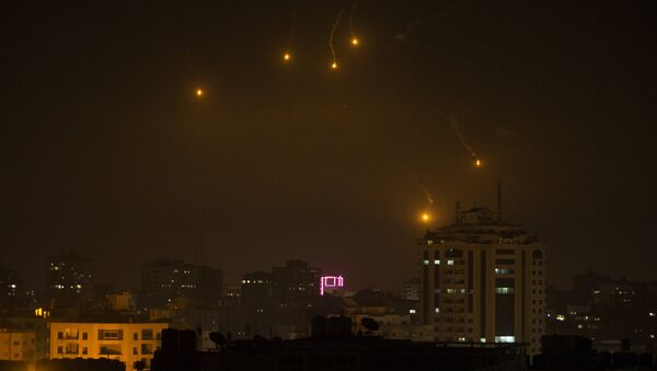 إطلاق الجيش الإسرائيلي لقنابل ضوئية في جميع أنحاء قطاع غزة، فلسطين، 6 فبراير/ شباط 2017 - سبوتنيك عربي
