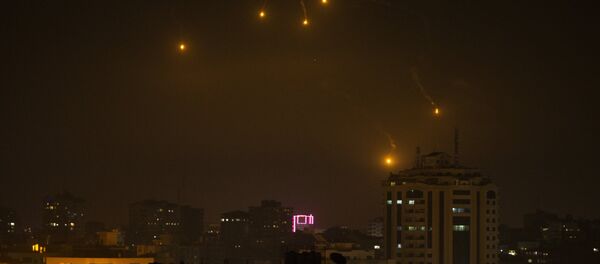 إطلاق الجيش الإسرائيلي لقنابل ضوئية في جميع أنحاء قطاع غزة، فلسطين، 6 فبراير/ شباط 2017 - سبوتنيك عربي