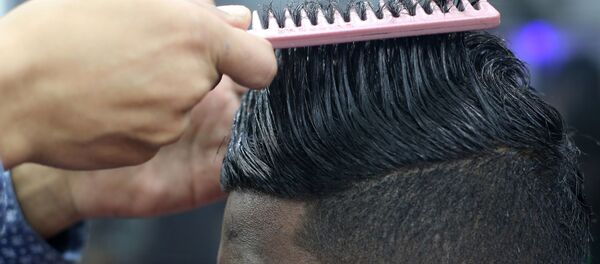 مصفف الشعر رمضان عدوان ومساعدوه في صالون الحلاقة في مدينة رفح، قطاع غزة، فلسطين 2 فبراير/ شباط 2017 - سبوتنيك عربي