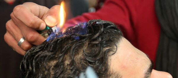 مصفف الشعر رمضان عدوان ومساعدوه في صالون الحلاقة في مدينة رفح، قطاع غزة، فلسطين 5 فبراير/ شباط 2017 - سبوتنيك عربي