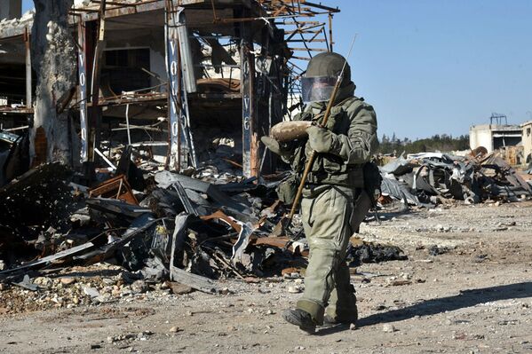 خبراء إزالة الألغام من المركز الدولي لإزالة الألغام التابع للقوات المسلحة الروسية في الأحياء السكنية في حلب في سوريا - سبوتنيك عربي