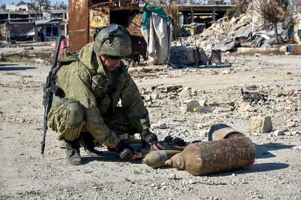 خبراء إزالة الألغام من المركز الدولي لإزالة الألغام التابع للقوات المسلحة الروسية في الأحياء السكنية في حلب في سوريا - سبوتنيك عربي