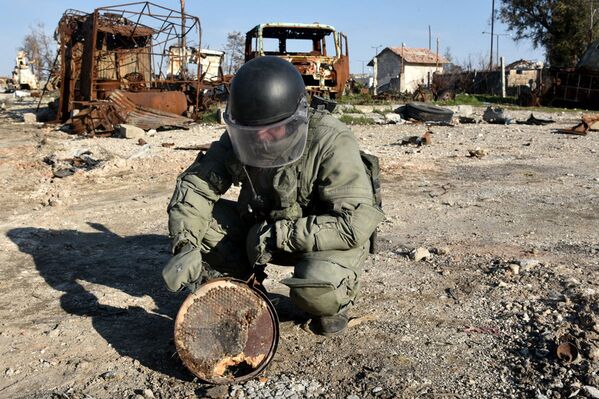 خبراء إزالة الألغام من المركز الدولي لإزالة الألغام التابع للقوات المسلحة الروسية في الأحياء السكنية في حلب في سوريا - سبوتنيك عربي