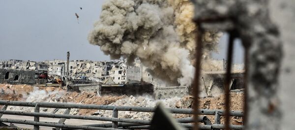 خبراء إزالة الألغام من المركز الدولي لإزالة الألغام التابع للقوات المسلحة الروسية في الأحياء السكنية في حلب في سوريا - سبوتنيك عربي