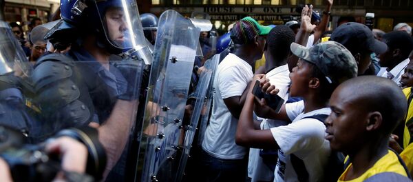 مواجهات بين متظاهرين والشرطة أمام البرلمان في جنوب أفريقيا - سبوتنيك عربي