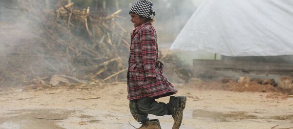 فتاة صغيرة في مخيم للاجئين في الغوطة بريف دمشق، سوريا 8 فبراير/ شباط 2017 - سبوتنيك عربي