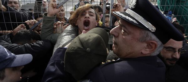 اشتباكات بين المهاجرين الأفغانيين والشرطة اليونانية، وذلك بعد أن أغلقوا مدخل مخيم المهاجرين هيلينكون أثناء زيارة وزير الهجرة يانيس موزاليس إليه في جنوب أثينا، اليونان 6 فبراير/ شباط 2017 - سبوتنيك عربي