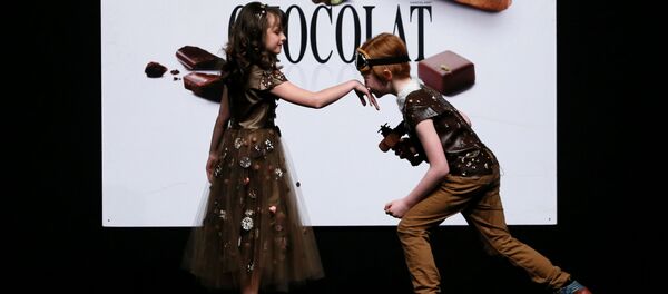 أطفال يرتدون أزياء مصنوعة من الشوكولاته في معرض للشوكولاتة - لو صالون دو شوكولا (Le Salon du Chocolat - Chocoladesalon) في بروكسل، بلجيكا 9 فبراير/ شباط 2017. - سبوتنيك عربي