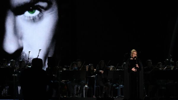 المغنية البريطانية أديل خلال أدائها لأغنية المغني الراحل جورج مايكل أثناء الحفل الـ 59 لتوزيع جوائز غرامي الموسيقية في لوس أنجلوس، كاليفورنيا، الولايات المتحدة 12 فبراير/ شباط 2017 - سبوتنيك عربي