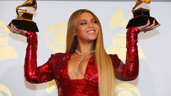 المغنية الأمريكية بيونسيه (Beyonce) تحمل جائزتين لأافضل ألبوم Lemonade وأداء موسيقي خلال الحفل الـ 59 لتوزيع جوائز غرامي الموسيقية في لوس أنجلوس، كاليفورنيا، الولايات المتحدة 12 فبراير/ شباط 2017 - سبوتنيك عربي