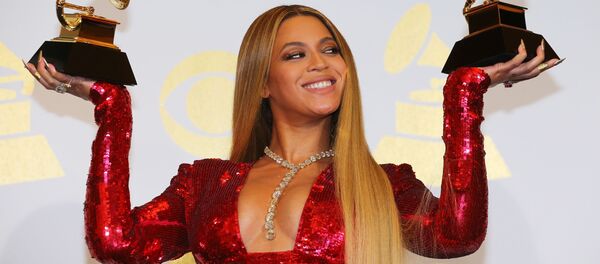 المغنية الأمريكية بيونسيه (Beyonce) تحمل جائزتين لأافضل ألبوم Lemonade وأداء موسيقي خلال الحفل الـ 59 لتوزيع جوائز غرامي الموسيقية في لوس أنجلوس، كاليفورنيا، الولايات المتحدة 12 فبراير/ شباط 2017 المغنية الأمريكية بيونسيه (Beyonce) تحمل جائزتين لأافضل ألبوم Lemonade وأداء موسيقي خلال الحفل الـ 59 لتوزيع جوائز غرامي الموسيقية في لوس أنجلوس، كاليفورنيا، الولايات المتحدة 12 فبراير/ شباط 2017 - سبوتنيك عربي