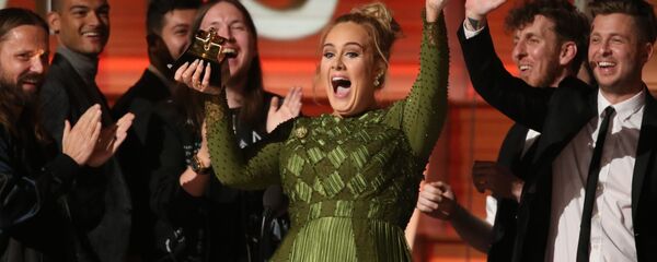 المغنية البريطانية أديل (Adele) تحقق رقماً قياسياً من عدد جوائز غرامي (Annual Grammy Awards) التي حصلت عليها أغنية Helloالحفل الـ 59 لتوزيع جوائز غرامي الموسيقية في لوس أنجلوس، كاليفورنيا، الولايات المتحدة 12 فبراير/ شباط 2017 - سبوتنيك عربي