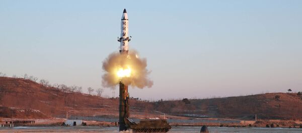 زعيم كوريا الشمالية يتابع عن قرب عملية اختبار لإطلاق صاروخ Pukguksong-2، بيونغيلنغ، كوريا الشمالية 13 فبراير/ شباط 2017 - سبوتنيك عربي