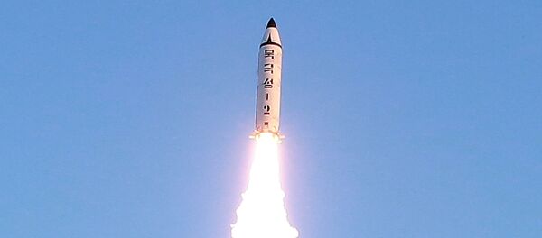 زعيم كوريا الشمالية يتابع عن قرب عملية اختبار لإطلاق صاروخ Pukguksong-2، بيونغيلنغ، كوريا الشمالية 13 فبراير/ شباط 2017 - سبوتنيك عربي