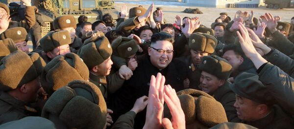 زعيم كوريا الشمالية يتابع عن قرب عملية اختبار لإطلاق صاروخ Pukguksong-2، بيونغيلنغ، كوريا الشمالية 13 فبراير/ شباط 2017 - سبوتنيك عربي