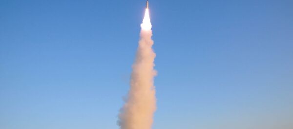 زعيم كوريا الشمالية يتابع عن قرب عملية اختبار لإطلاق صاروخ Pukguksong-2، بيونغيلنغ، كوريا الشمالية 13 فبراير/ شباط 2017 - سبوتنيك عربي