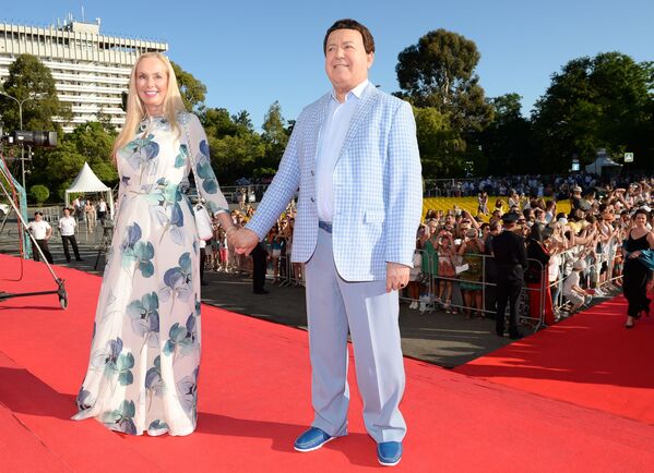 المغني الروسي يوسف كوبزون وزوجته نيللي - سبوتنيك عربي