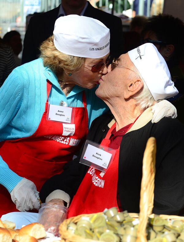 الممثل الأمريكي كيرك دوغلاس وزوجته آنا - سبوتنيك عربي