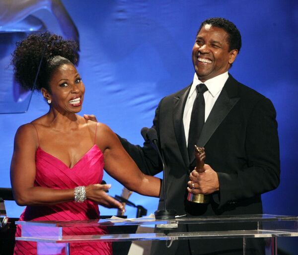 الممثل الأمريكي دانزيل واشنطن وزوجته باوليتا - سبوتنيك عربي