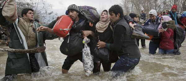 جائزة صورة الصحافة العالمية لعام 2017 (World Press Photo 2017) - فئة مشاكل العصر - اسم الصورة عبور المهاجرين  ( Migrant Crossing) - المرتبة الثانية  للمصور فاديم غريدا - سبوتنيك عربي