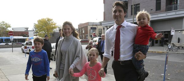 رئيس الوزراء الكندي جاستن ترودو برفقة زوجته وأطفالهما رئيس الوزراء الكندي جاستن ترودو برفقة زوجته وأطفالهما - سبوتنيك عربي