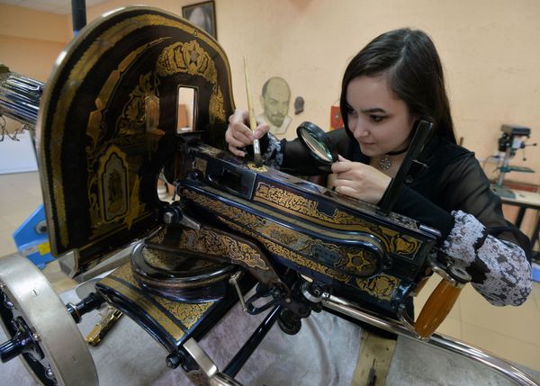 موظفة بمصنع زلاتوست لانتاج الأسلحة تعمل على تصنيع مجموعة من الأسلحة-الهدايا لوزارة الدفاع الروسية في زلاتؤوست - سبوتنيك عربي