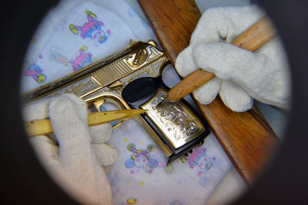 موظف بمصنع زلاتوست لانتاج الأسلحة يعمل على تصنيع مجموعة من الأسلحة-الهدايا لوزارة الدفاع الروسية في زلاتؤوست - سبوتنيك عربي